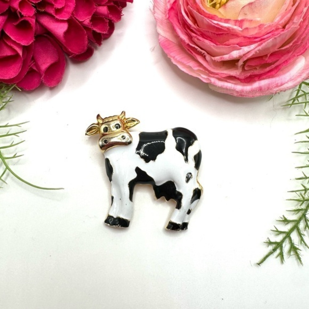VINTAGE⚜️Black & White Enameled Cow Brooch